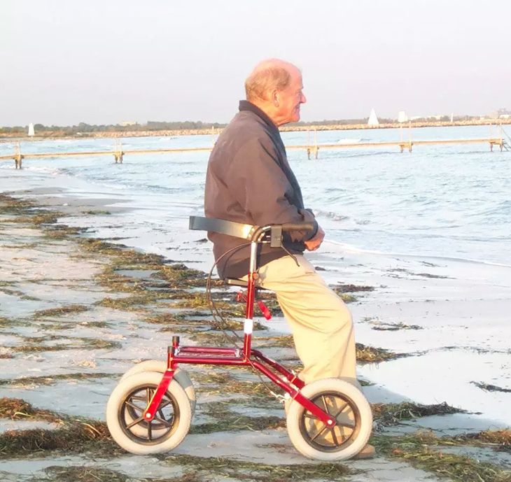 Carl-Oskar Outdoor-Rollator mit massiven Rädern