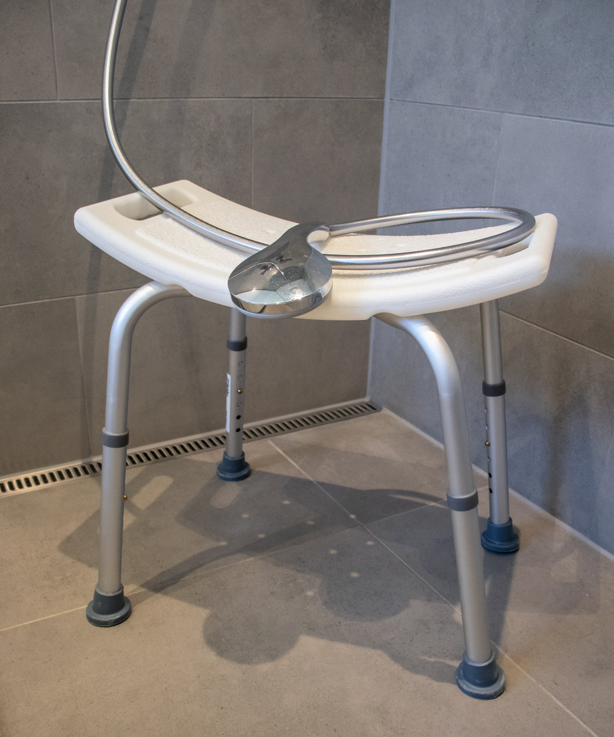 Duschstuhl mit gebogenem Sitz