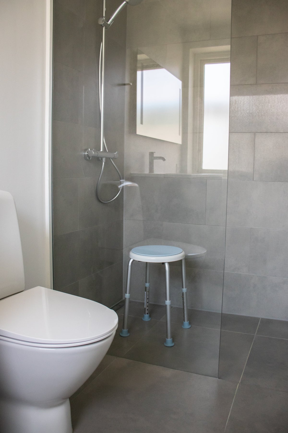 Badehocker mit drehbarem Sitz