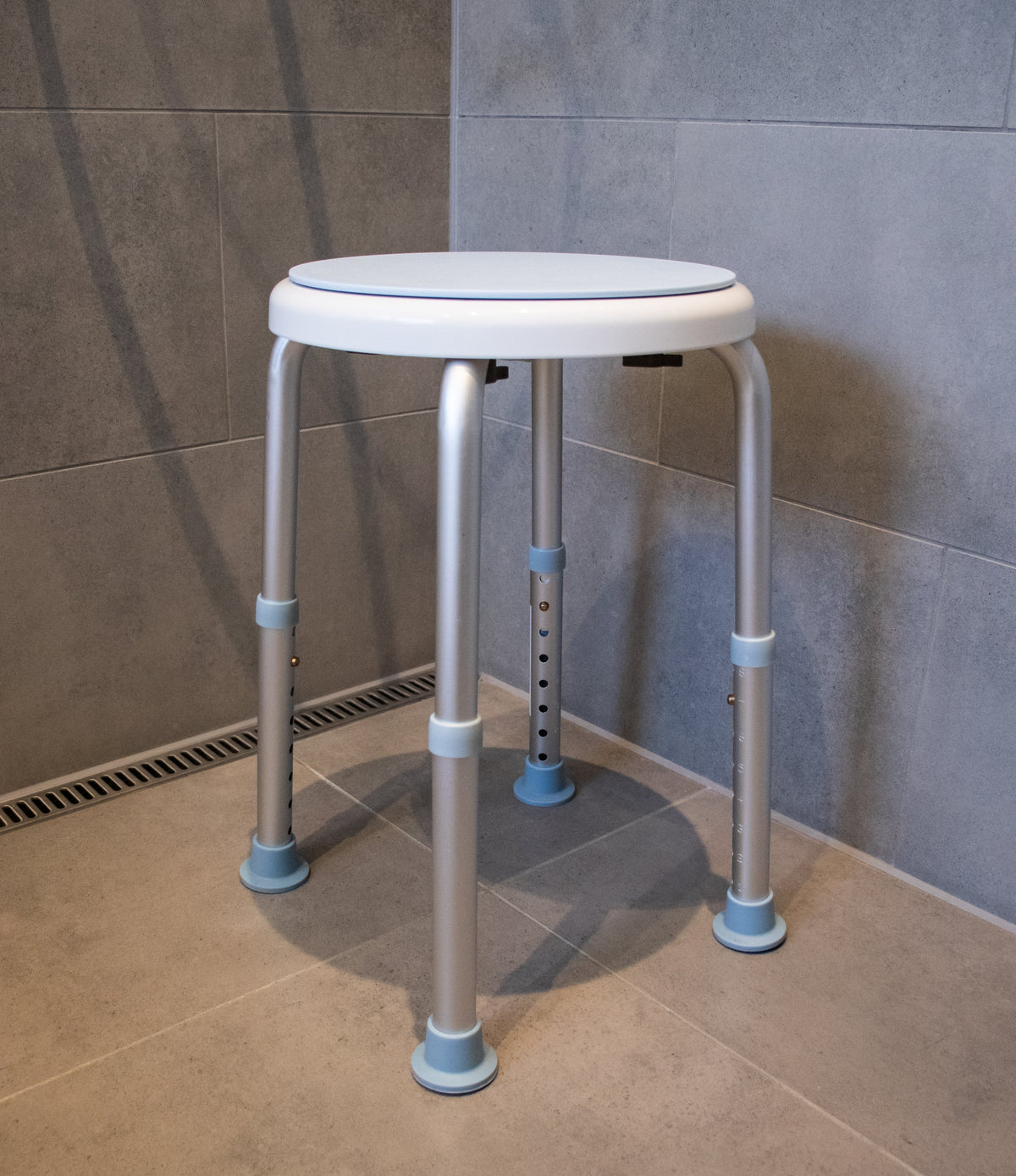 Badehocker mit drehbarem Sitz