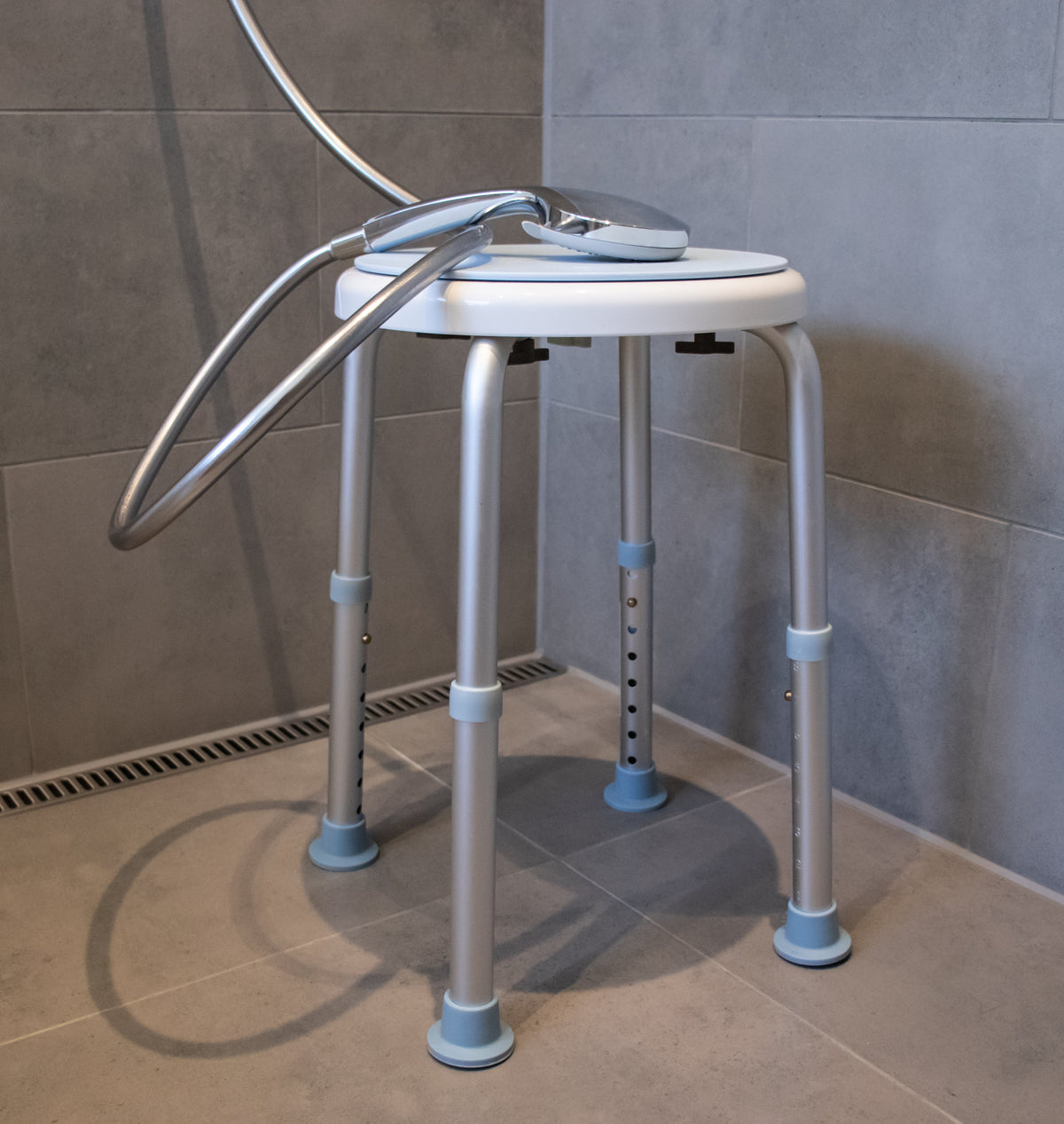 Badehocker mit drehbarem Sitz