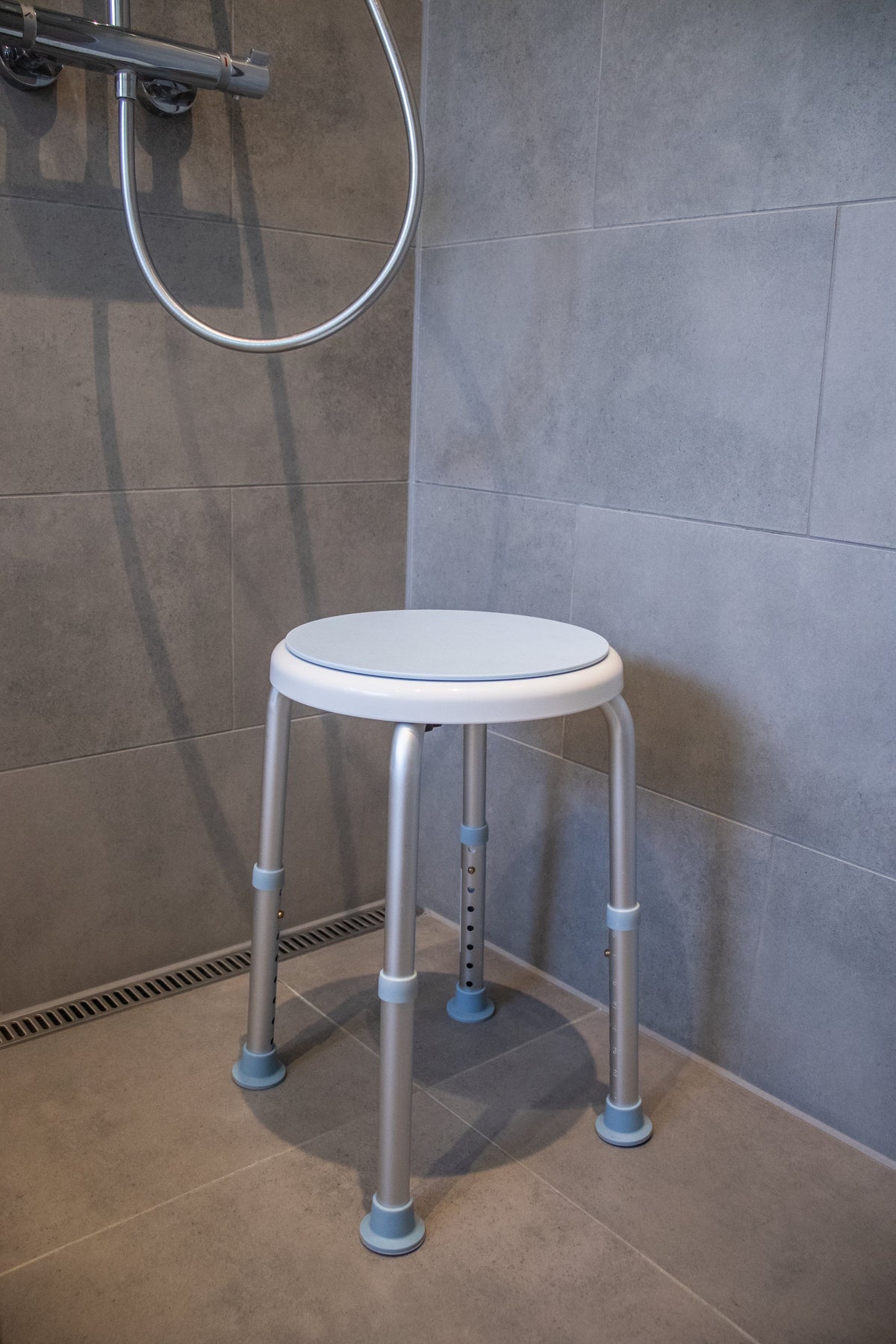 Badehocker mit drehbarem Sitz