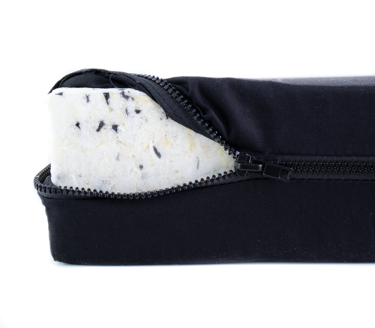Keilkissen mit schwarzem Bezug