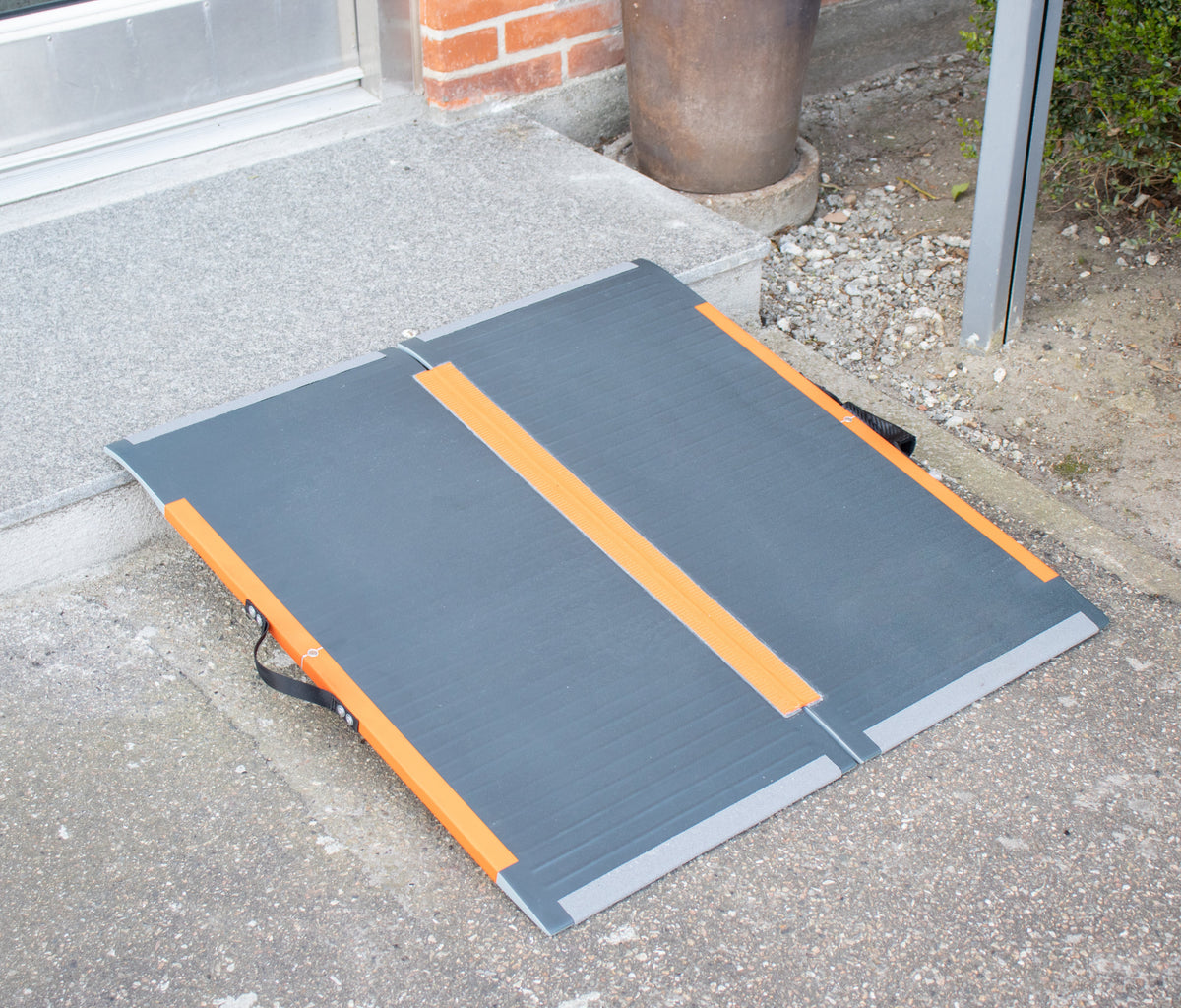Rollstuhlrampe aus Kohlefaser, 82 cm.