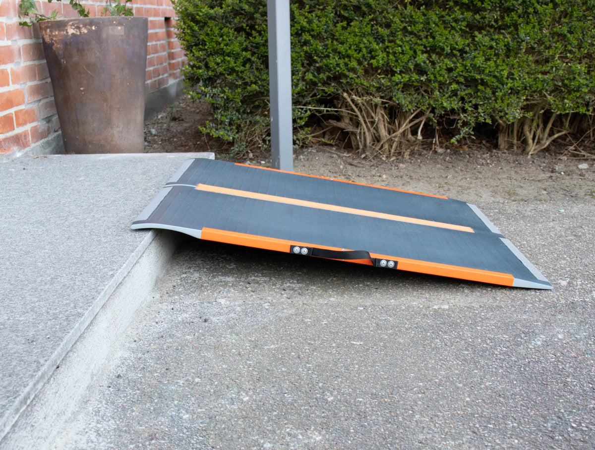Rollstuhlrampe aus Kohlefaser, 82 cm.