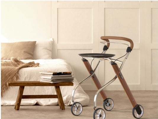 TrustCare 'Let's Go' Indoor-Rollator mit Tablett und Stoffkorb.