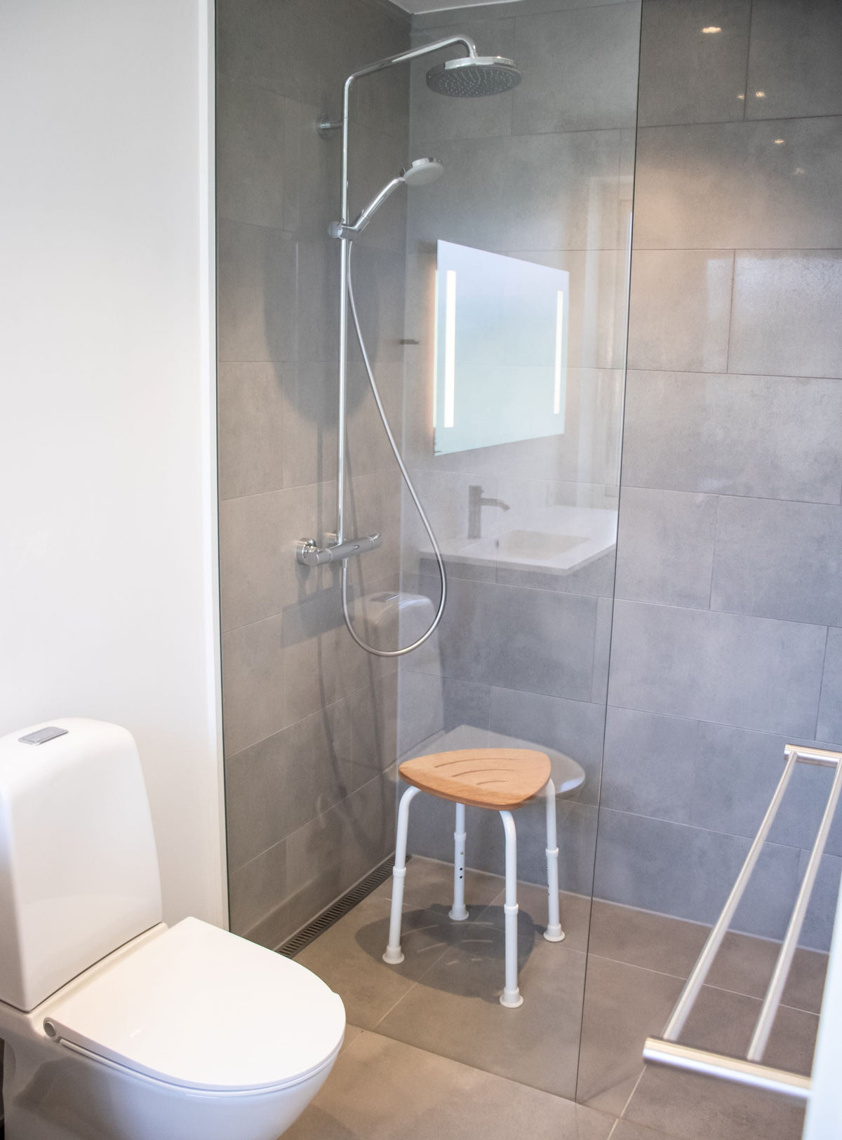 Badehocker mit Sitz in Holzoptik