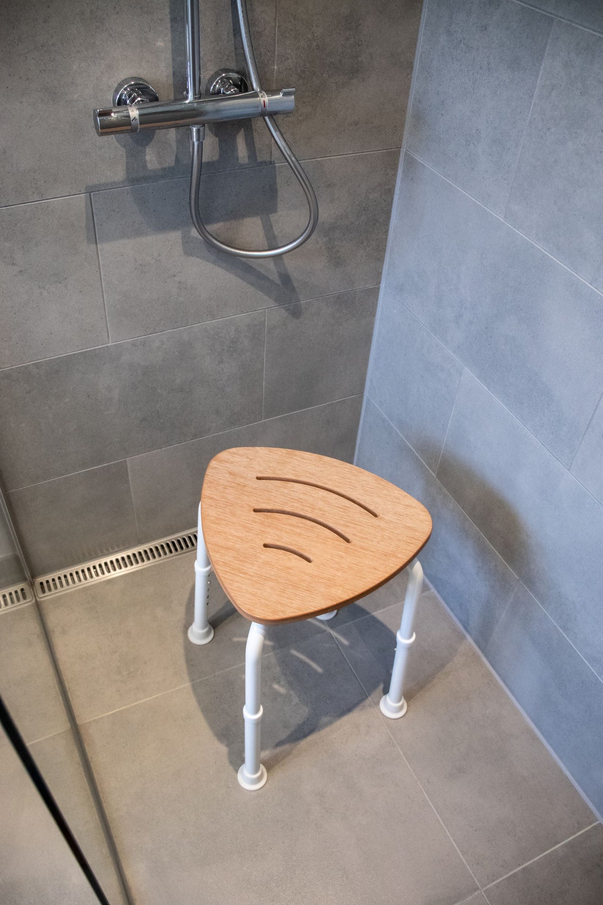 Badehocker mit Sitz in Holzoptik