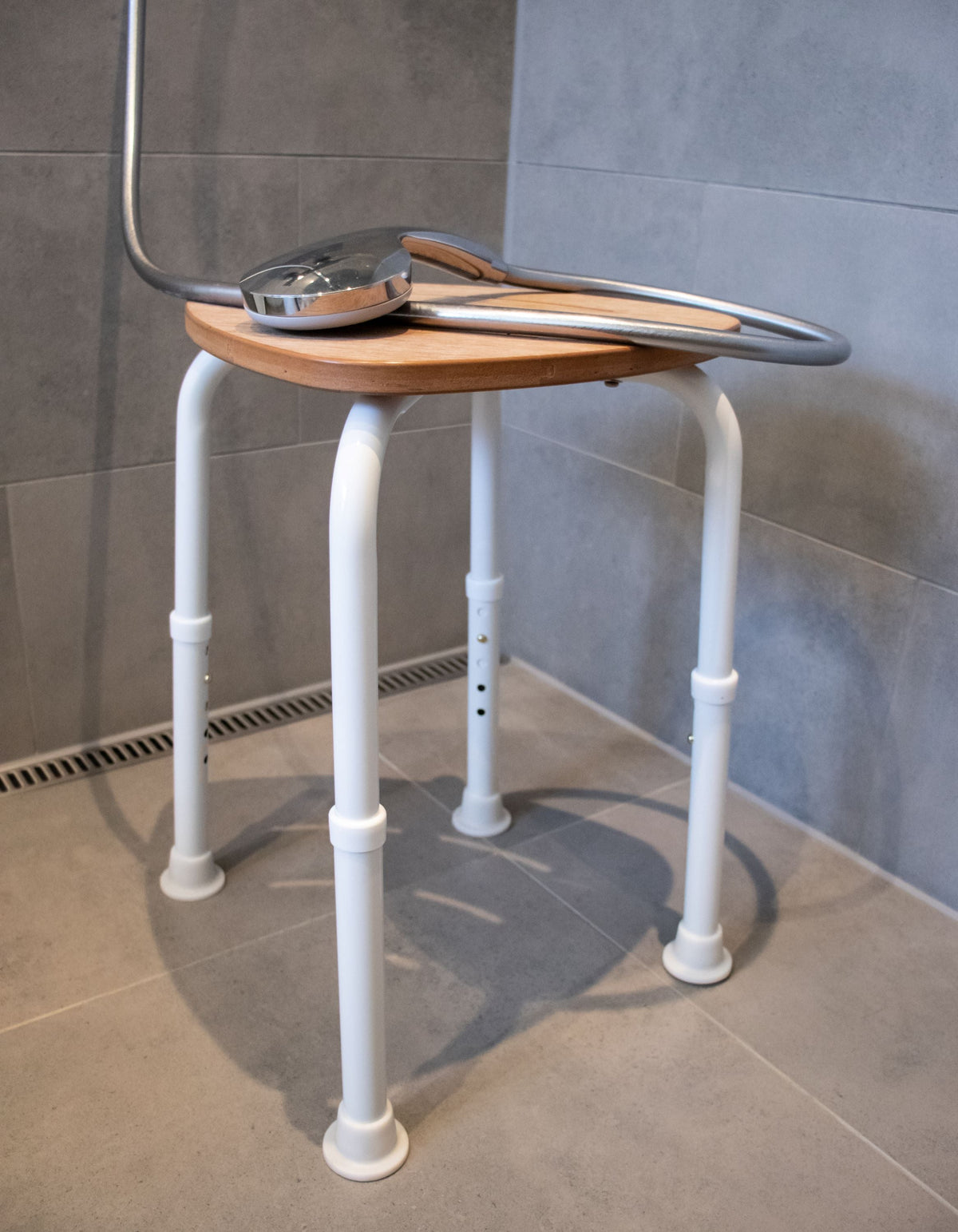 Badehocker mit Sitz in Holzoptik